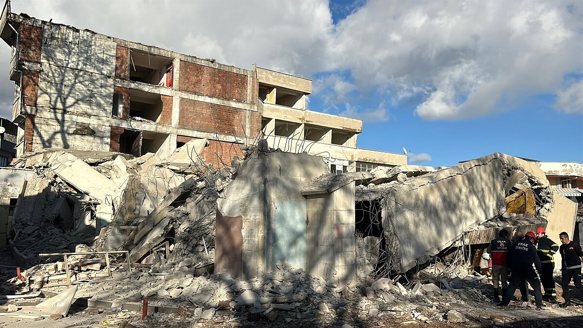 Depreme dayanaksız olduğu gerekçesiyle yıkımı gerçekleştirilen binada facia yaşandı (3)