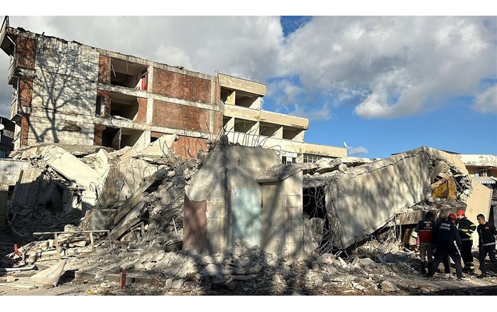 Depreme dayanaksız olduğu gerekçesiyle yıkımı gerçekleştirilen binada facia yaşandı (3)