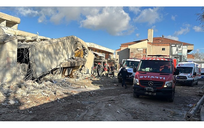 Depreme dayanaksız olduğu gerekçesiyle yıkımı gerçekleştirilen binada facia yaşandı (4)