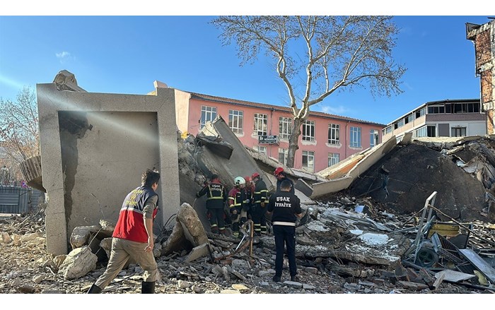 Depreme dayanaksız olduğu gerekçesiyle yıkımı gerçekleştirilen binada facia yaşandı (5)