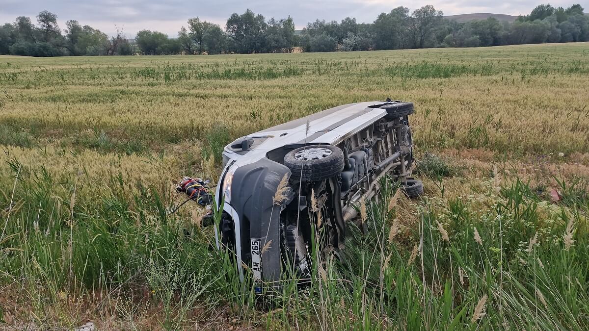 Düğünden dönen vatandaşların bulunduğu minibüsün devrilmesi neticesinde 17 kişi yaralandı (1)