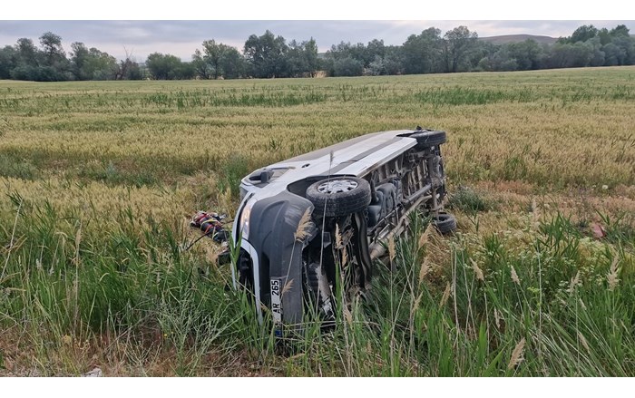 Düğünden dönen vatandaşların bulunduğu minibüsün devrilmesi neticesinde 17 kişi yaralandı (1)