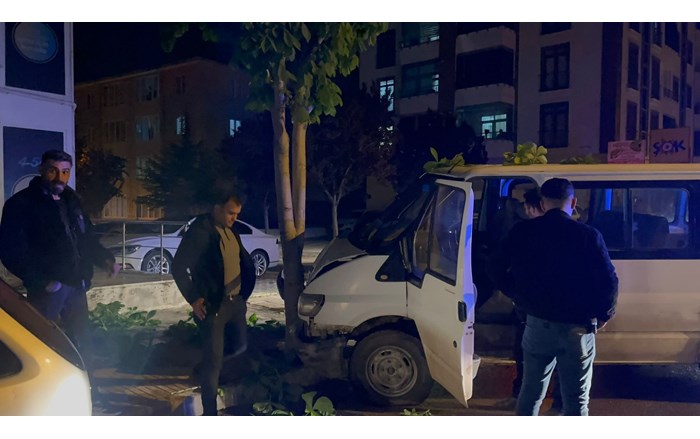 Dur ihtarına uymayan ehliyetsiz sürücünün kullandığı araç ağaca çarptı (1)