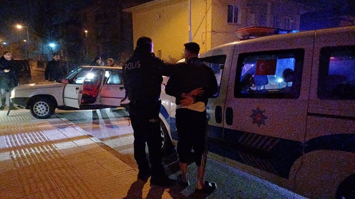 Dur ihtarına uymayıp kaçan sürücü ağaca çarpınca yakalandı