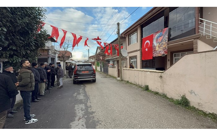 Düzce Belediyesi ekipleri Mustafa Bazna'nın ailesinin bulunduğu sokağı Türk bayrakları ile donattı (1)