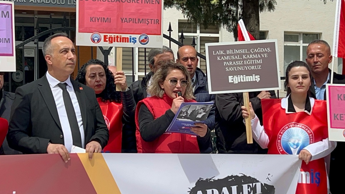 Eğitim İş Çorum Şubesi, proje okullarına karşı Atatürk Anadolu Lisesi önünde kitlesel basın açıklaması yaptı (3)