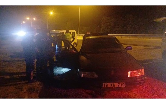 Ehliyetsiz olduğu belirlenen sürücüye 45 bin 346 lira idari para cezası uygulanırken, otomobil ise trafikten men edildi.