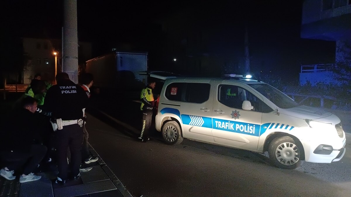 Ehliyetsiz ve alkollü sürücü, kısa süreli kovalamacanın ardından yakalandı (2)