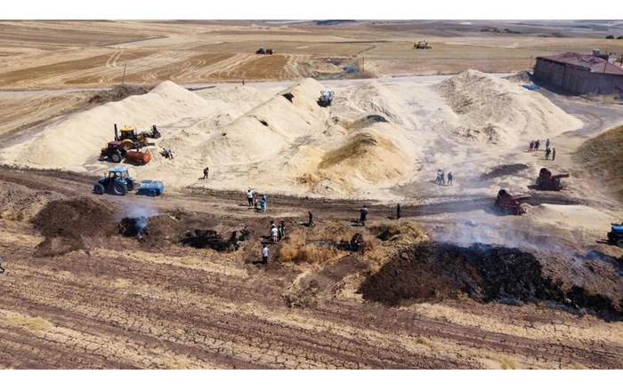 Ekiplerin hızlı müdahalesi sayesinde yangın, yerleşim yerleri ve saman deposuna ulaşmadan kontrol altına alınarak söndürüldü (1)