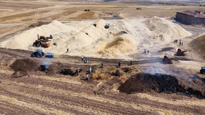 Ekiplerin hızlı müdahalesi sayesinde yangın, yerleşim yerleri ve saman deposuna ulaşmadan kontrol altına alınarak söndürüldü (1)