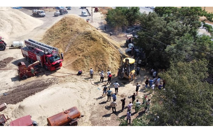 Ekiplerin hızlı müdahalesi sayesinde yangın, yerleşim yerleri ve saman deposuna ulaşmadan kontrol altına alınarak söndürüldü (2)