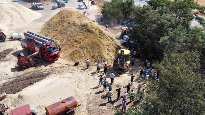 Ekiplerin hızlı müdahalesi sayesinde yangın, yerleşim yerleri ve saman deposuna ulaşmadan kontrol altına alınarak söndürüldü (2)
