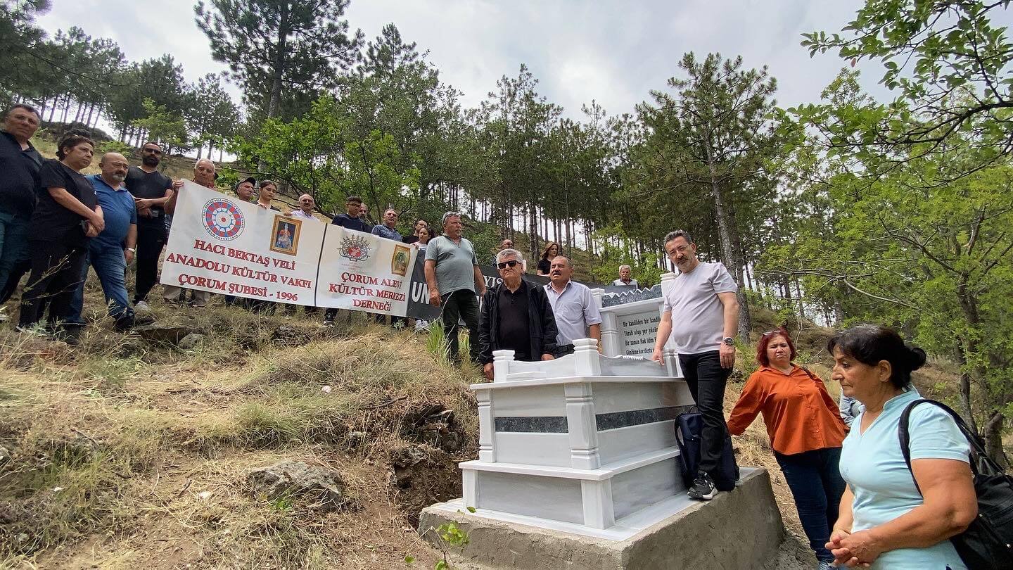 Emek ve Demokrasi Platformu, katliamda öldürülen Ahmet Doğan'ı mezarı başında andı (1)