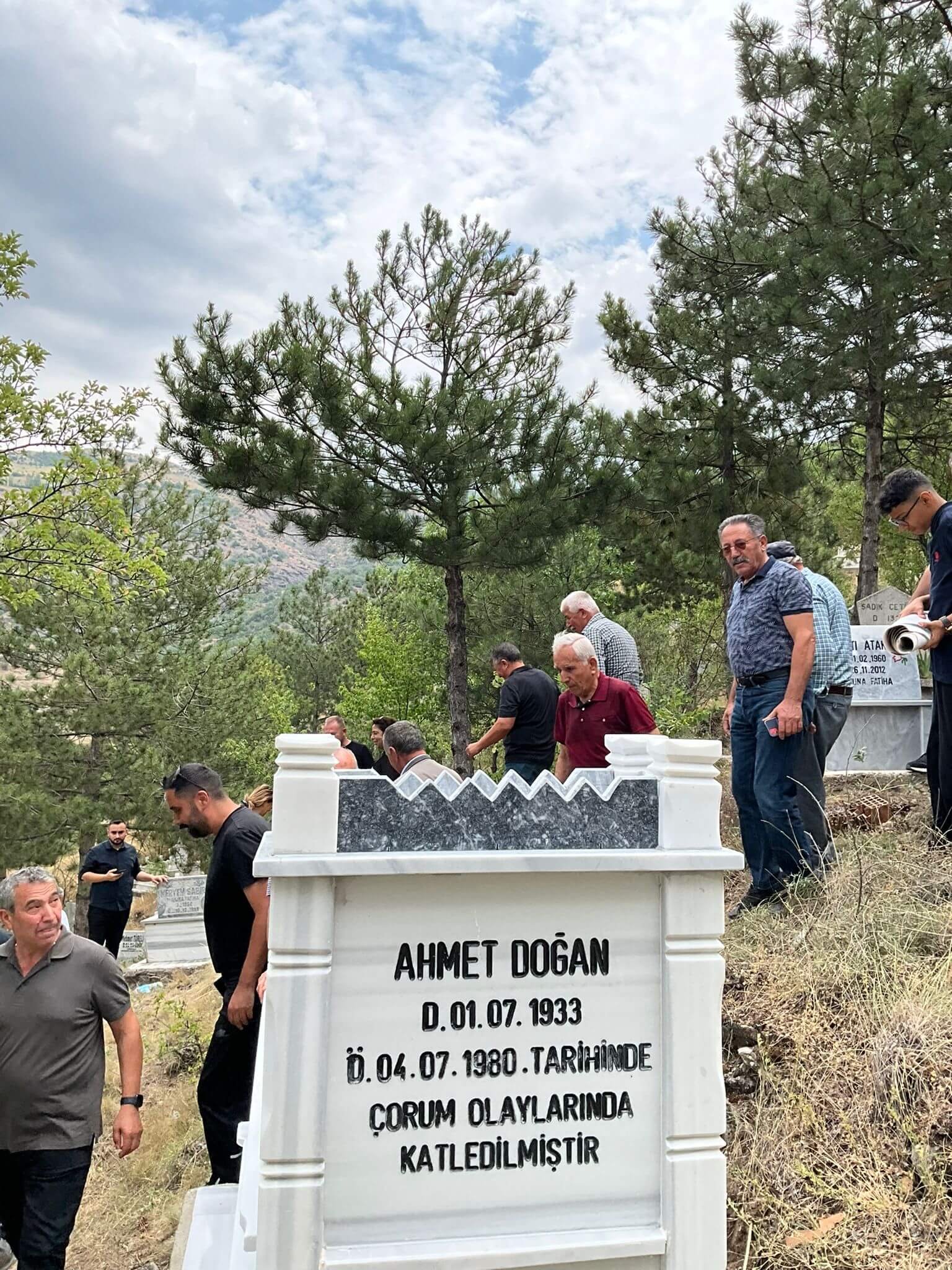 Emek ve Demokrasi Platformu, katliamda öldürülen Ahmet Doğan'ı mezarı başında andı (2)