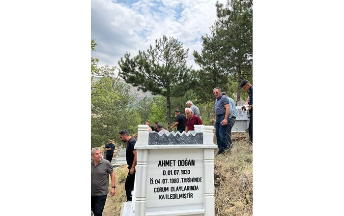 Emek ve Demokrasi Platformu, katliamda öldürülen Ahmet Doğan'ı mezarı başında andı (2)