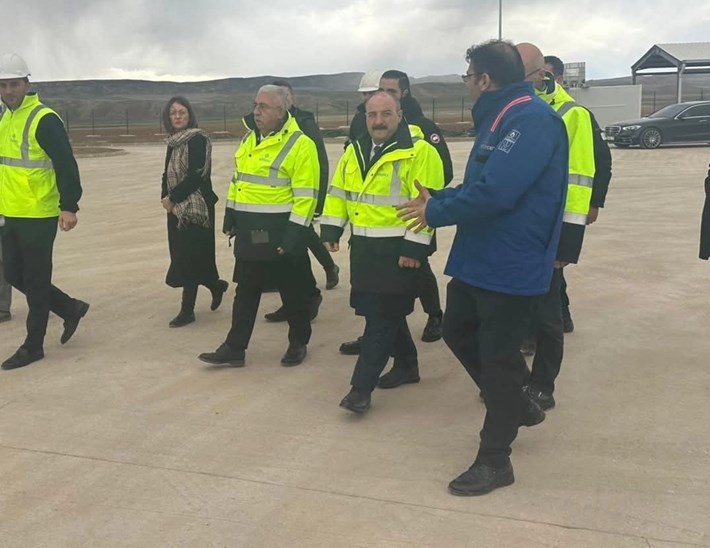 Eski Bakan Mustafa Varank, barut fabrikasında inceleme yaptı (1)