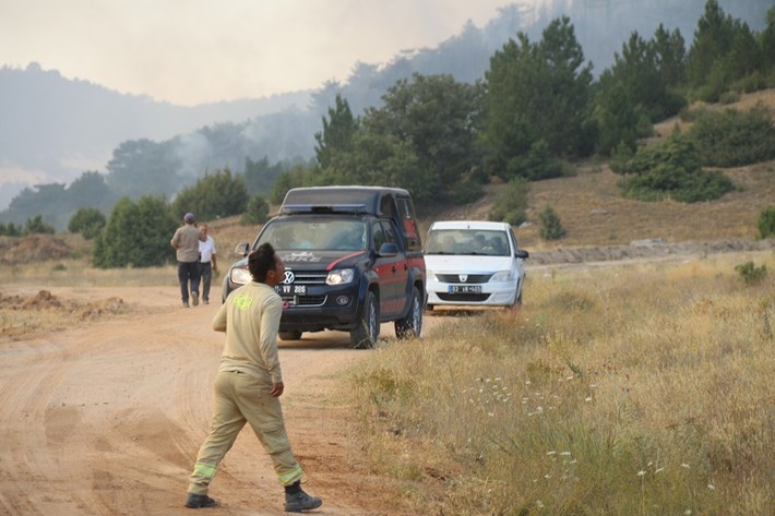 Eskişehir'in Seyitgazi ilçesinde çıkan orman yangınını söndürme çalışmaları sırasında alevlerin arasında kalan 5'i orman iççisi, 5'i AKUT gönüllüsü olmak üzere 10 kişi şehit oldu (8)