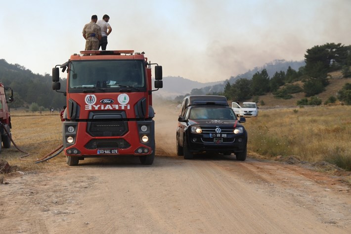 Eskişehir'in Seyitgazi ilçesinde çıkan orman yangınını söndürme çalışmaları sırasında alevlerin arasında kalan 5'i orman iççisi, 5'i AKUT gönüllüsü olmak üzere 10 kişi şehit oldu (9)