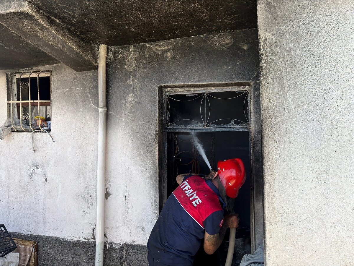 Evde çıkan yangın, itfaiye ekipleri tarafından söndürüldü (1)