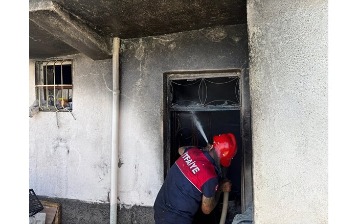 Evde çıkan yangın, itfaiye ekipleri tarafından söndürüldü (1)