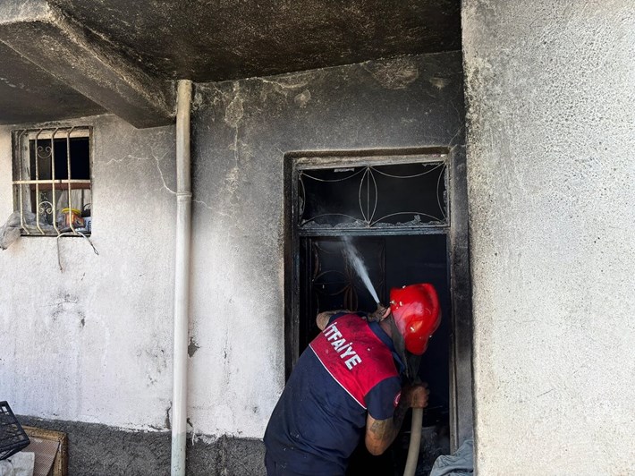 Evde çıkan yangın, itfaiye ekipleri tarafından söndürüldü (1)