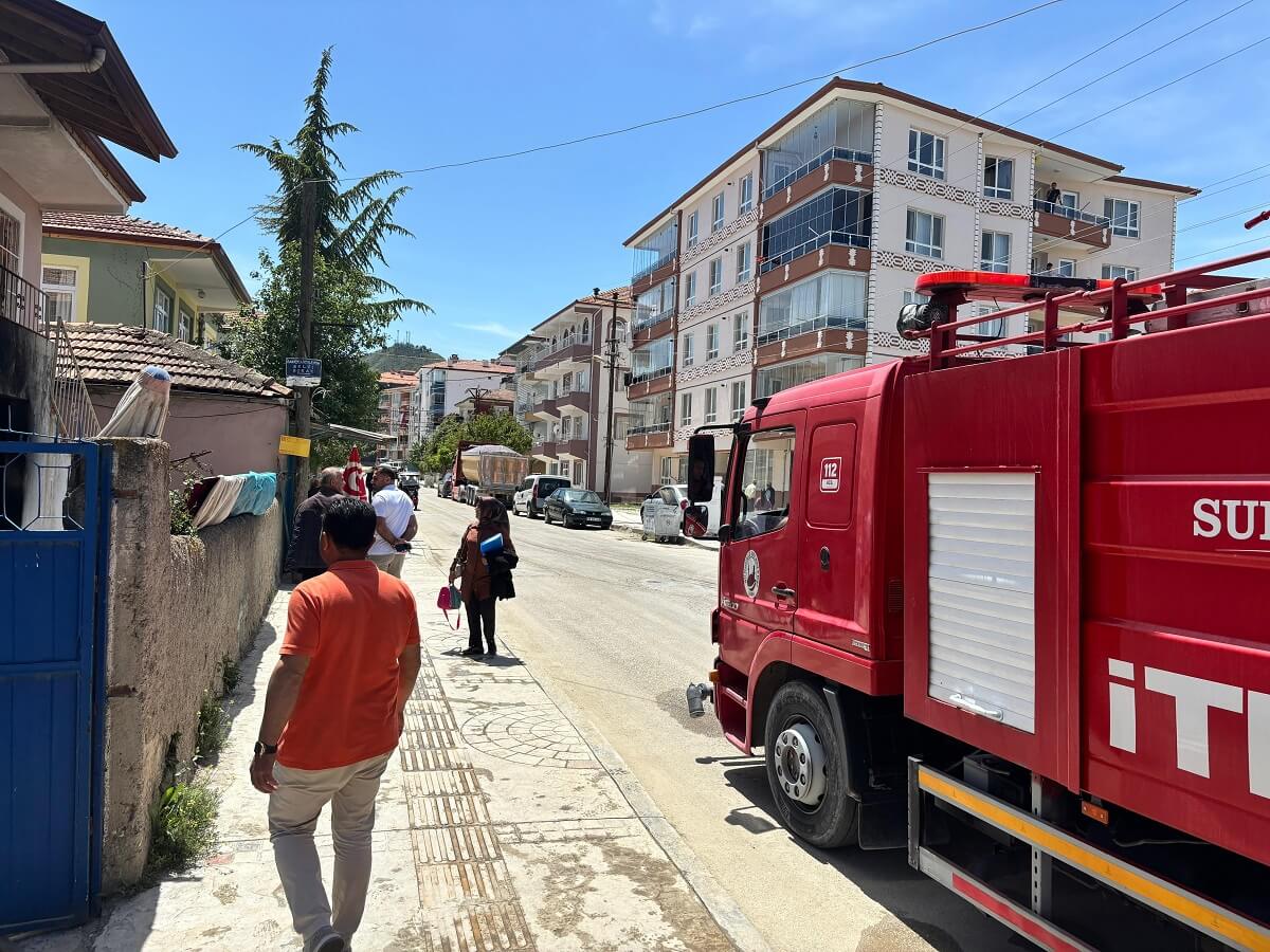 Evde çıkan yangın, itfaiye ekipleri tarafından söndürüldü (2)