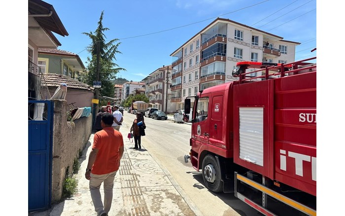 Evde çıkan yangın, itfaiye ekipleri tarafından söndürüldü (2)