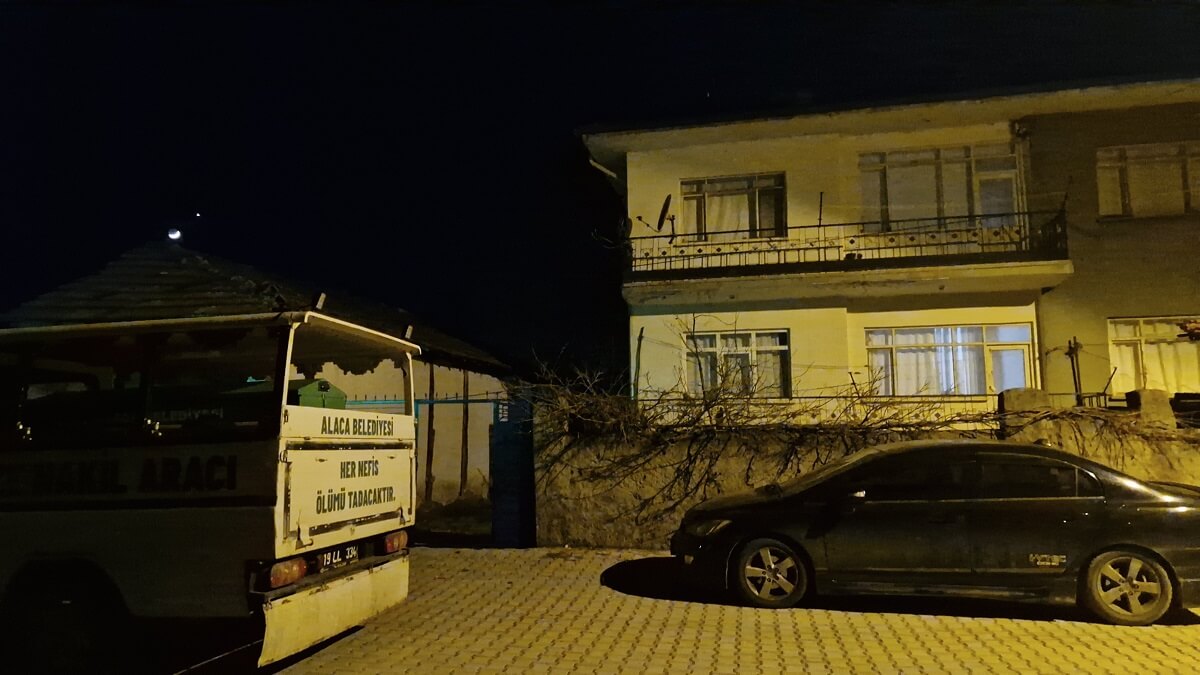 Eve giren ekipler Meral Çalar'ın cansız bedeni ile karşılaştı