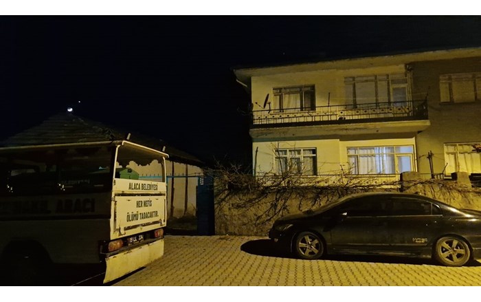 Eve giren ekipler Meral Çalar'ın cansız bedeni ile karşılaştı