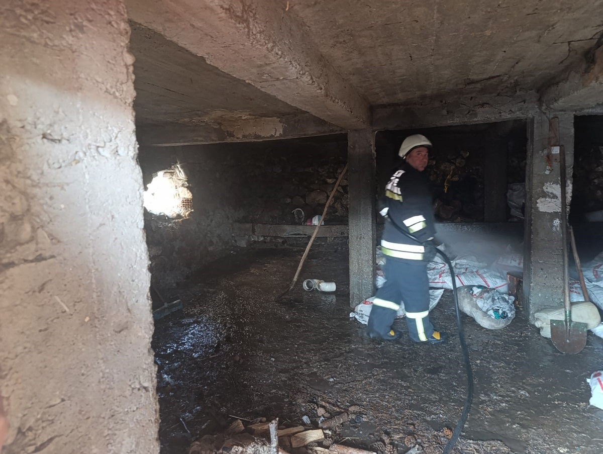 Evin bodrum katında çıkan yangın, itfaiye ekipleri tarafından büyümeden söndürüldü (2)