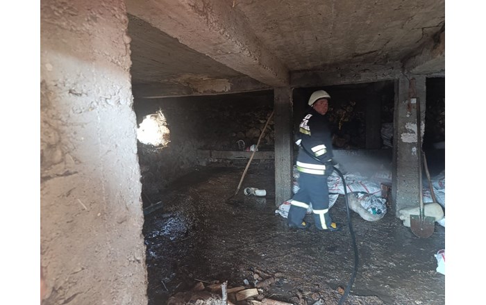 Evin bodrum katında çıkan yangın, itfaiye ekipleri tarafından büyümeden söndürüldü (2)