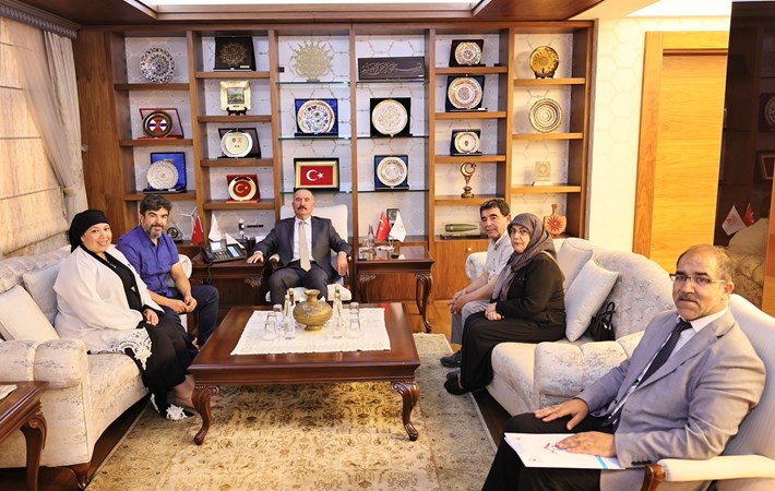 Gazi Kahyaoğlu'na Cumhurbaşkanlığı tarafından verilen devlet övünç madalyası ve beratı, Çorum Valisi Ali Çalgan tarafından takdim edildi