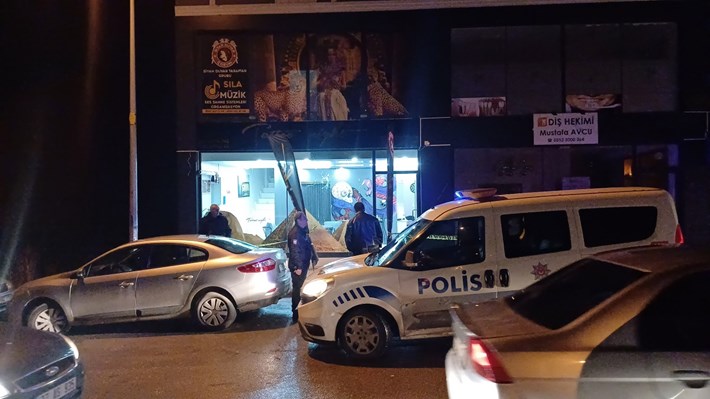 Gece saatlerinde işyerini kurşunlayan şahıslar, olay yerinden kaçtı (3)