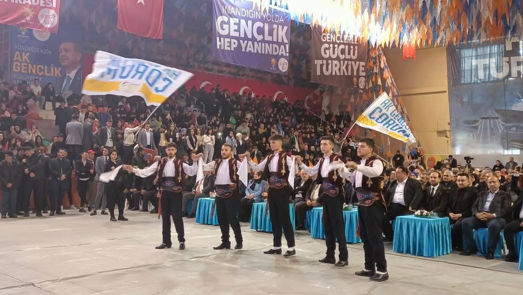 Gençler hem coştu, hem coşturdu