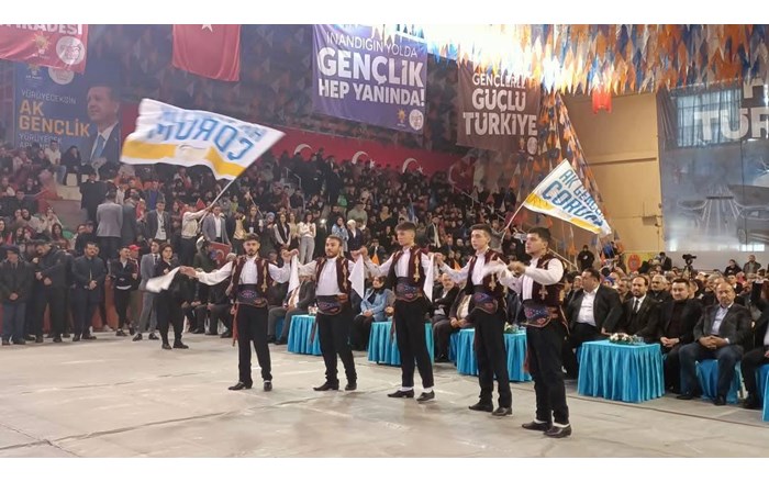 Gençler hem coştu, hem coşturdu