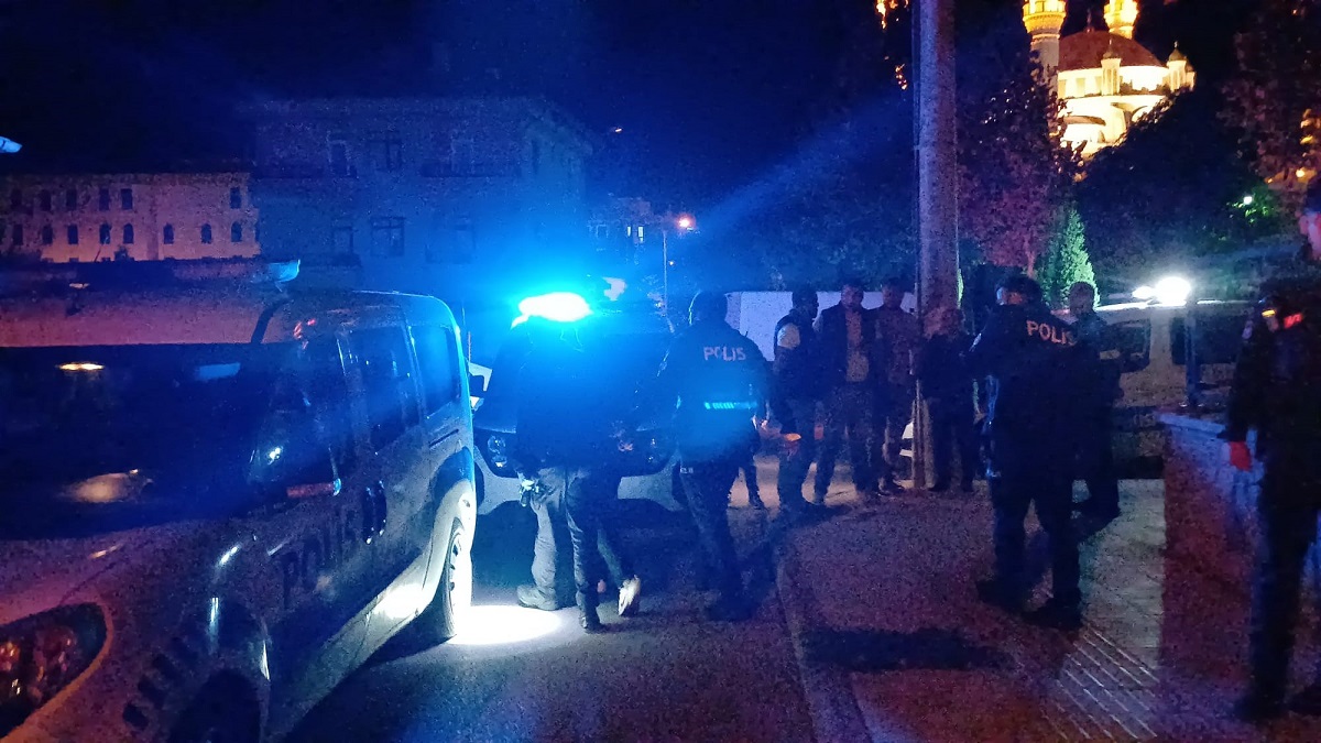 Gözaltına alınan şüpheliler, sağlık kontrollerinin ardından polis merkezine götürüldü