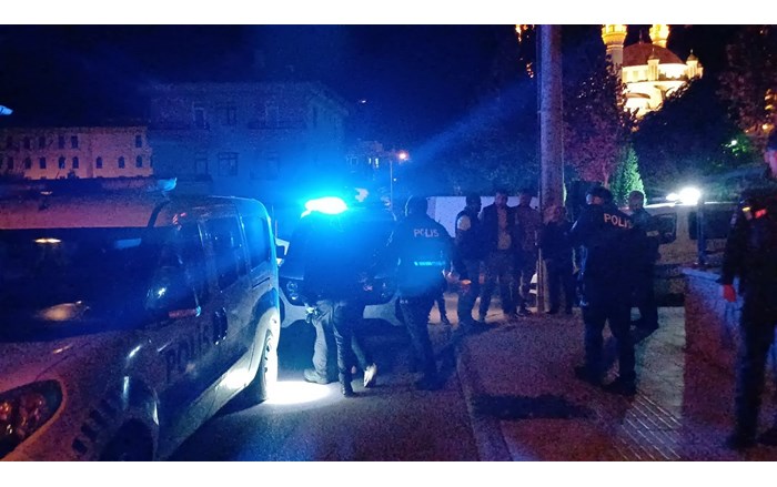 Gözaltına alınan şüpheliler, sağlık kontrollerinin ardından polis merkezine götürüldü