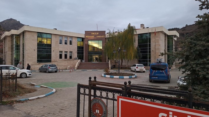 Gözaltına alınan şüphelilerden 9'u, Jandarma Komutanlığındaki işlemlerinin ardından İskilip Adliyesine sevk edildi.