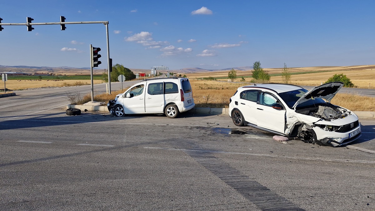 Hafif ticari araç ile otomobilin çarpışması neticesinde meydana gelen kazada 10 kişi yaralandı (1)