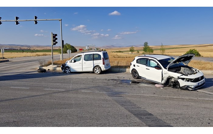 Hafif ticari araç ile otomobilin çarpışması neticesinde meydana gelen kazada 10 kişi yaralandı (1)