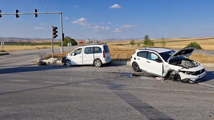 Hafif ticari araç ile otomobilin çarpışması neticesinde meydana gelen kazada 10 kişi yaralandı (1)