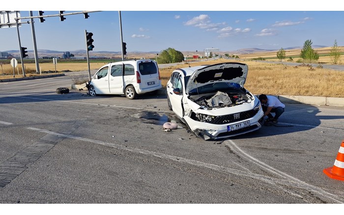 Hafif ticari araç ile otomobilin çarpışması neticesinde meydana gelen kazada 10 kişi yaralandı (2)