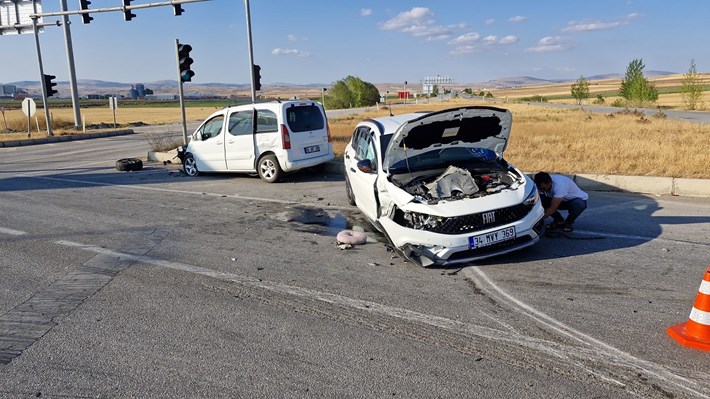 Hafif ticari araç ile otomobilin çarpışması neticesinde meydana gelen kazada 10 kişi yaralandı (2)