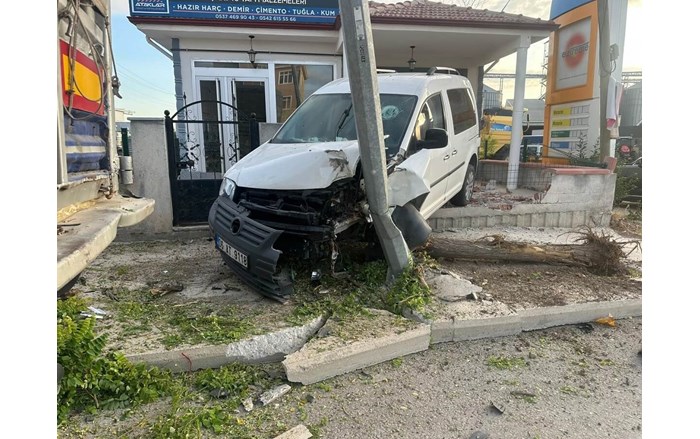 Hafif ticari araç, önce ağaca, ardından elektrik direğine çarptı (1)