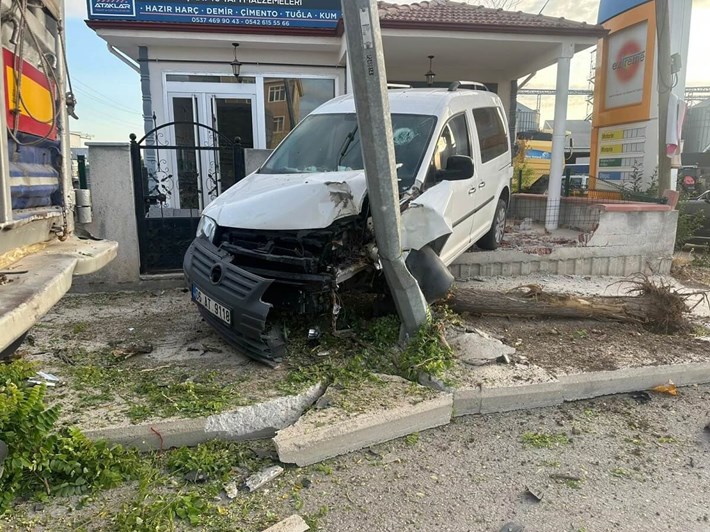 Hafif ticari araç, önce ağaca, ardından elektrik direğine çarptı (1)
