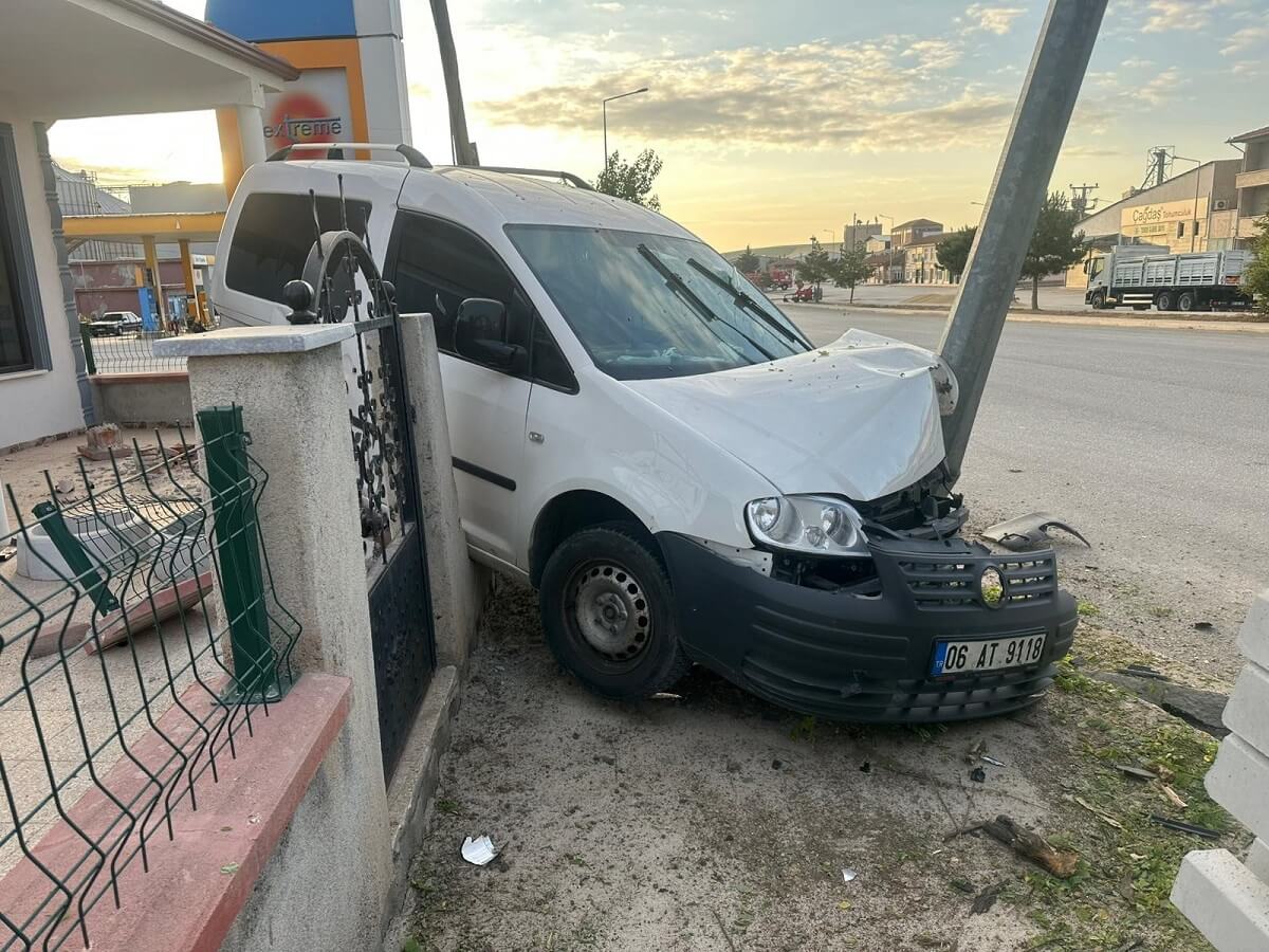 Hafif ticari araç, önce ağaca, ardından elektrik direğine çarptı (2)