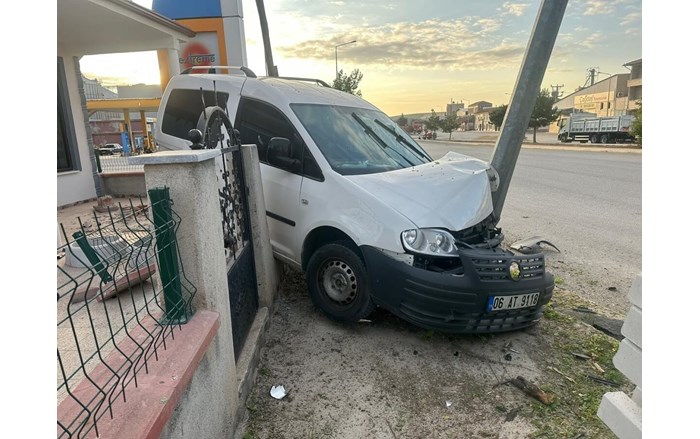 Hafif ticari araç, önce ağaca, ardından elektrik direğine çarptı (2)