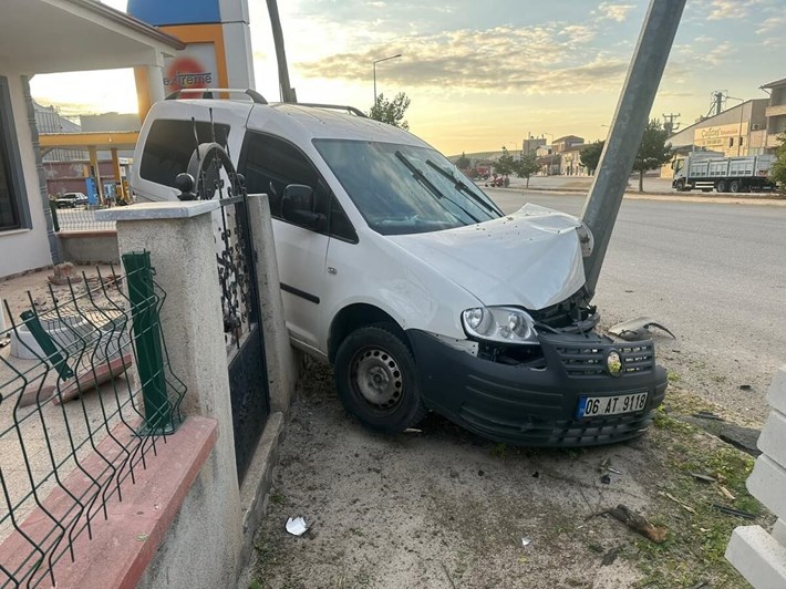 Hafif ticari araç, önce ağaca, ardından elektrik direğine çarptı (2)