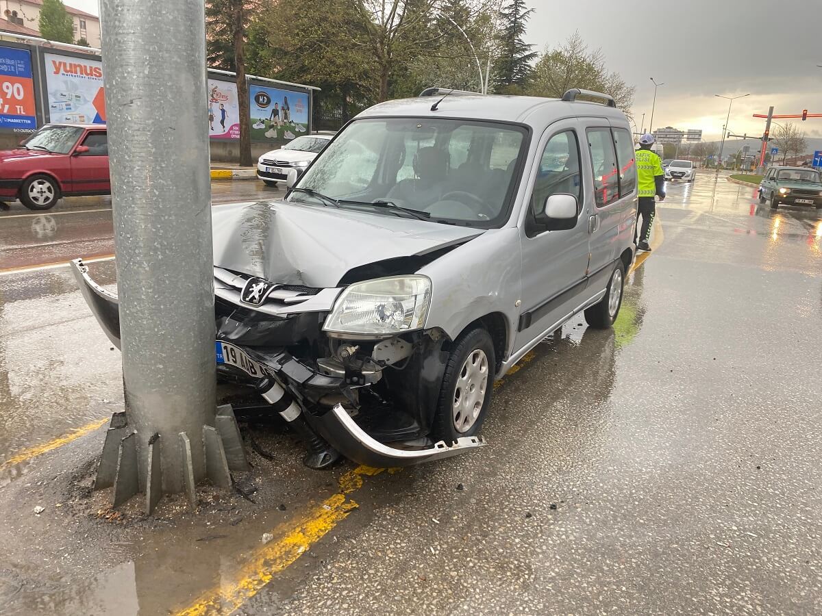 Hafif ticari aracın elektrik direğine çarptığı kazada 2 kişi yaralandı (1)