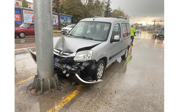 Hafif ticari aracın elektrik direğine çarptığı kazada 2 kişi yaralandı (1)